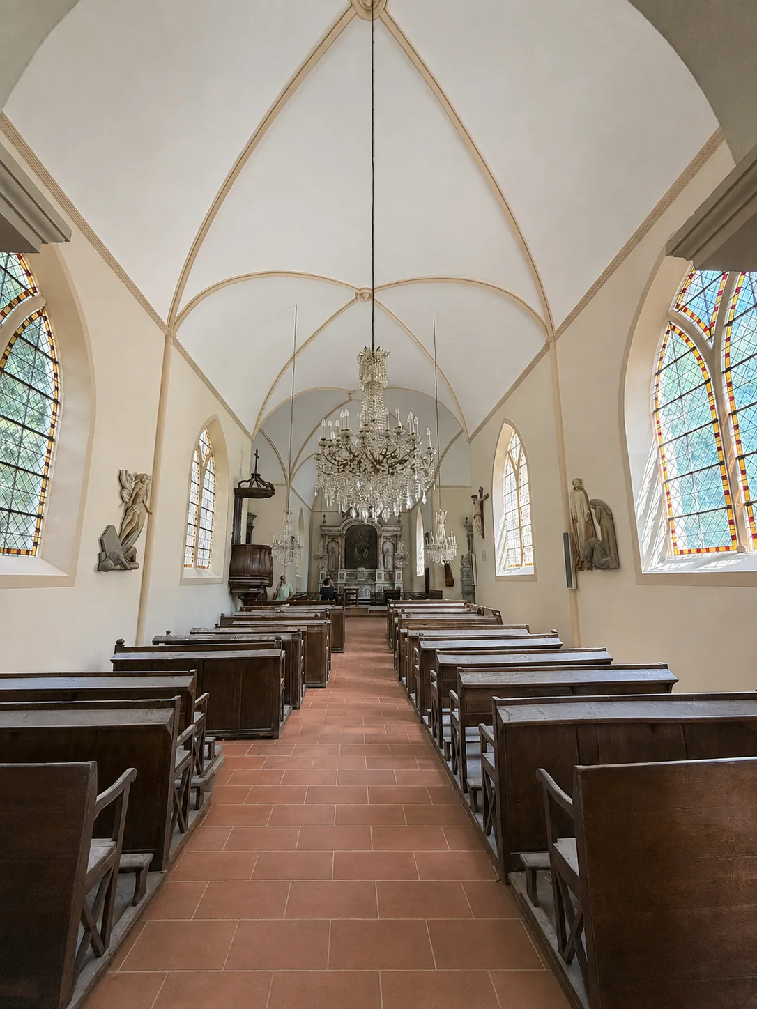 Allée intérieure sous une voûte claire avec lustre