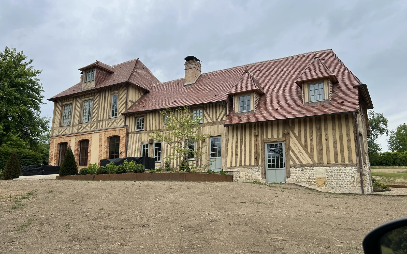 Vue générale d’un bâtiment à pans de bois