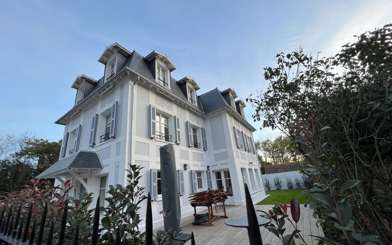 Vue d’ensemble d’une grande maison aux façades claires